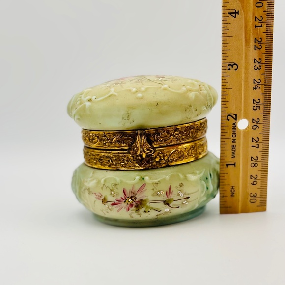 Vintage C. F. Monroe Wavecrest Glass Dresser Box - Picture 8 of 13